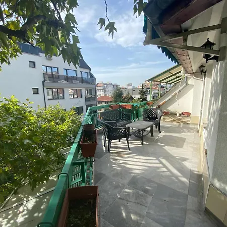 With Lovely Terrace & Free Street Parking Appartement