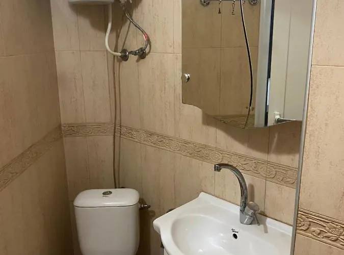 With Lovely Terrace & Free Street Parking דירה *