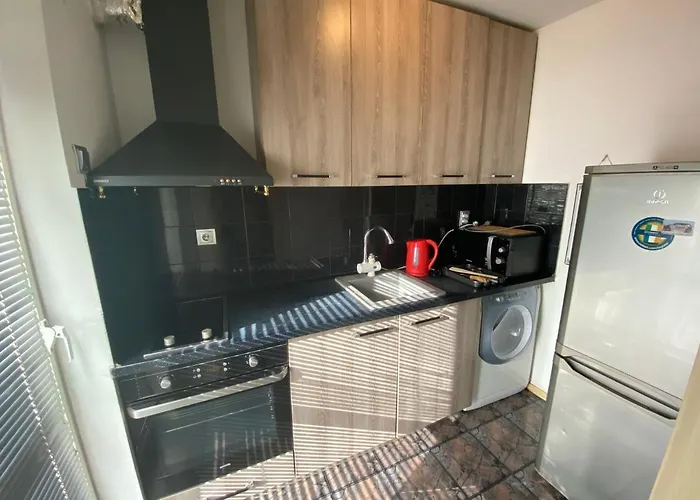 With Lovely Terrace & Free Street Parking דירה