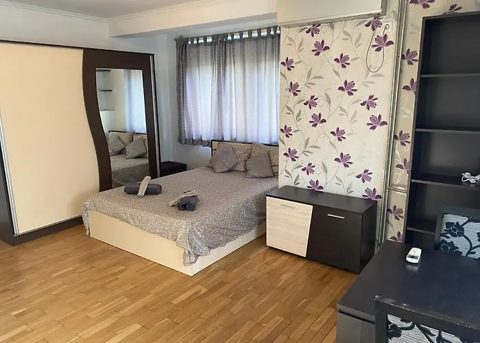 דירה With Lovely Terrace & Free Street Parking *