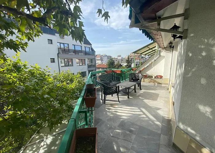 With Lovely Terrace & Free Street Parking דירה